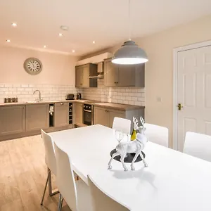  Holiday home The Ascot -free On Site Parking